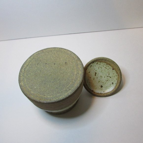 light brown pottery jar with lid artist signed natural color - Picture 7 of 8